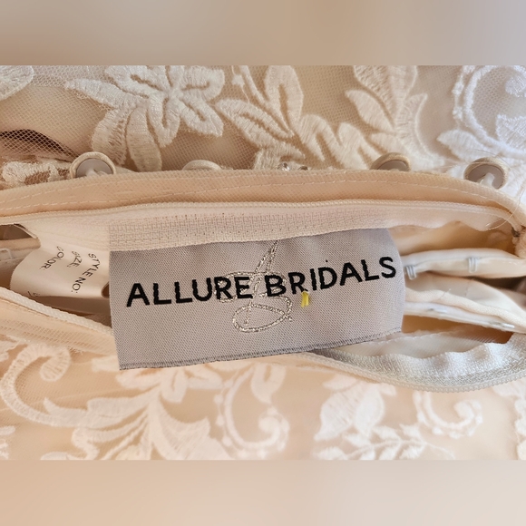Allure Bridals 9123. Elegant Cream Lace Wedding Dress. Sz 12 - Picture 6 of 7